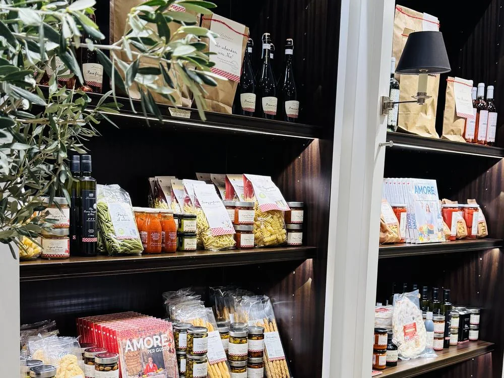 Regal mit Ölen, Pasta und Antipasti im Pop-up