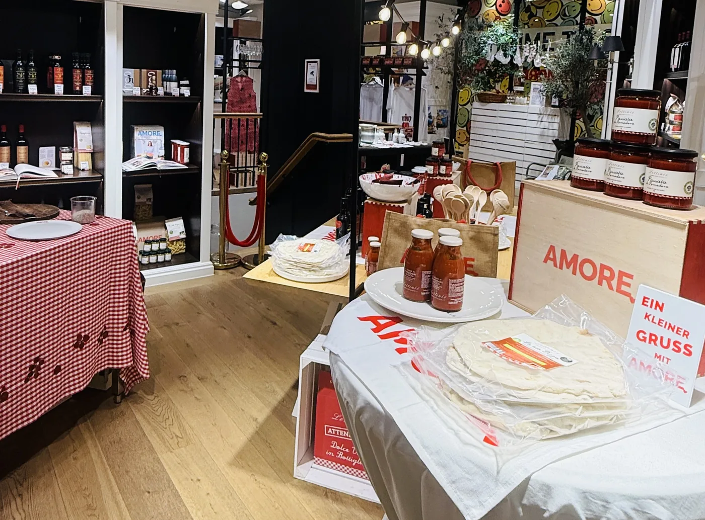 Pop-up in der Kö-Galerie: Amore-Kiste mit Passata, Piadine und Holzlöffeln auf karierter Decke